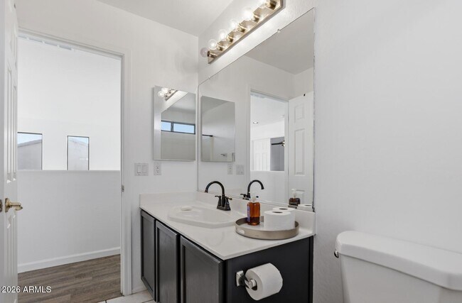 Building Photo - 220 W Beechnut Pl