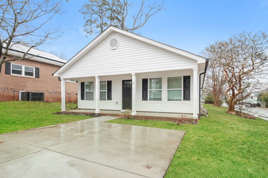 Building Photo - 36 Oak St