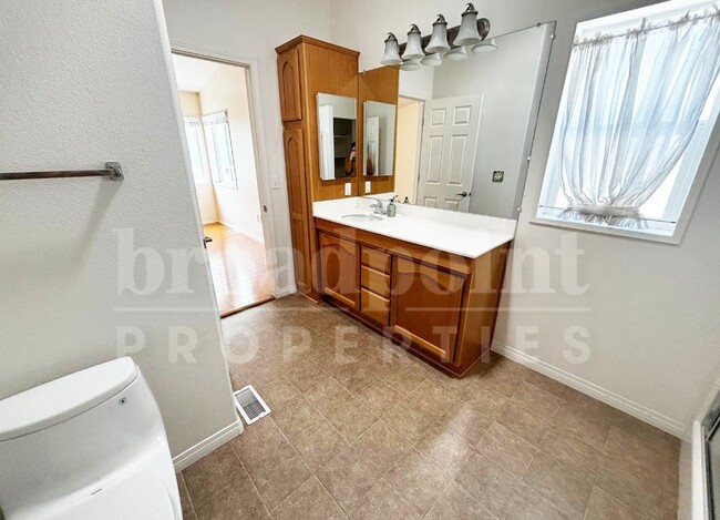 Building Photo - 525 W El Norte Pkwy