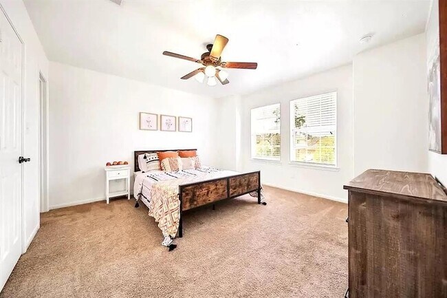 Building Photo - 8133 Tranquil Lake Way