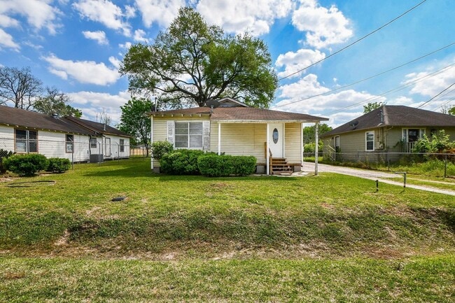 Building Photo - 941 Lucky St