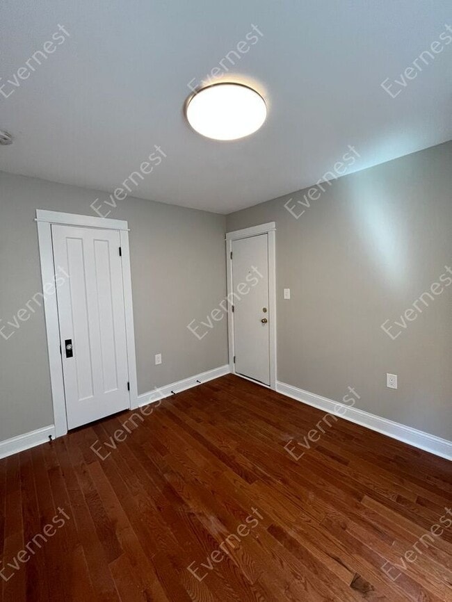 Building Photo - Charming 2-Bedroom Home with Modern Amenit...