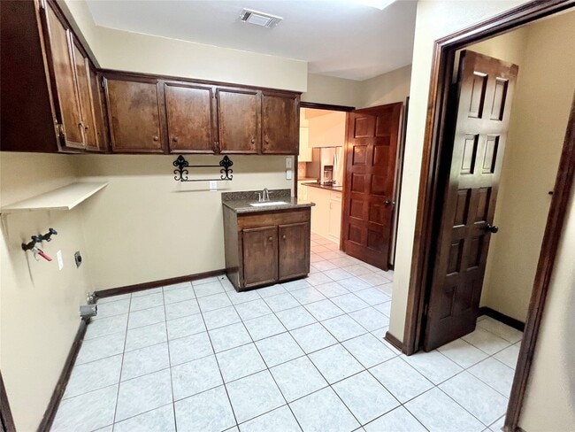 Building Photo - 10719 Creektree Dr