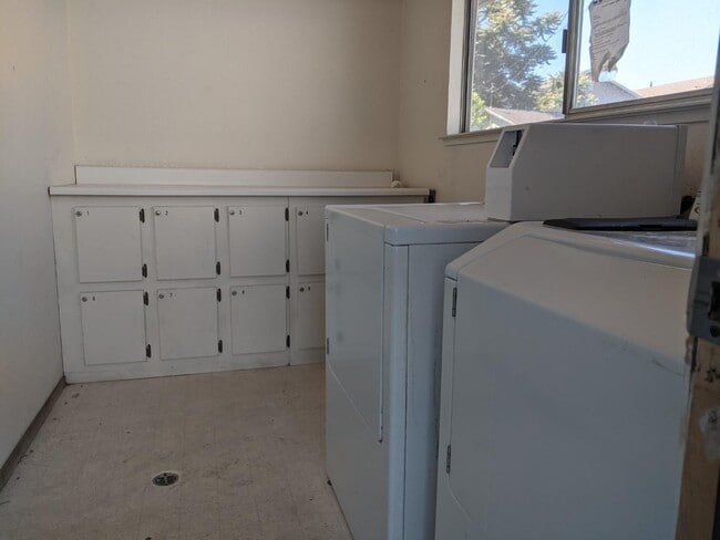 Building Photo - 425 E Alameda St