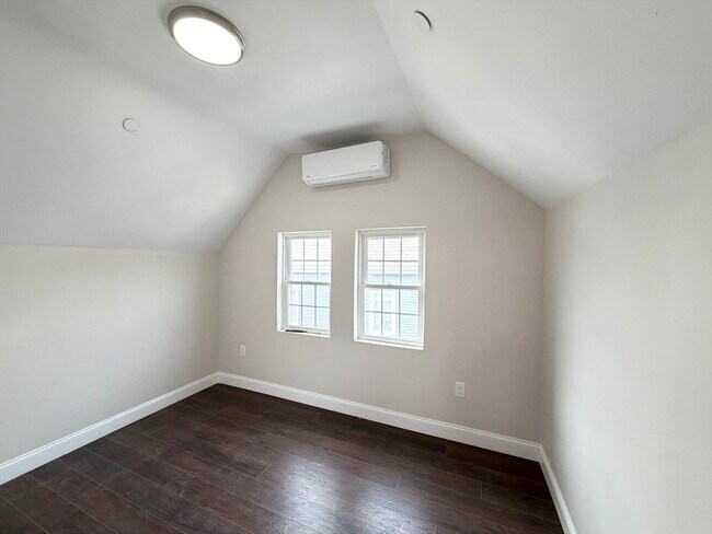 Building Photo - 3 1/2 Buffum St