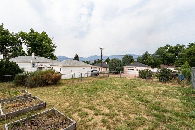 Building Photo - Lovely Downtown Property!