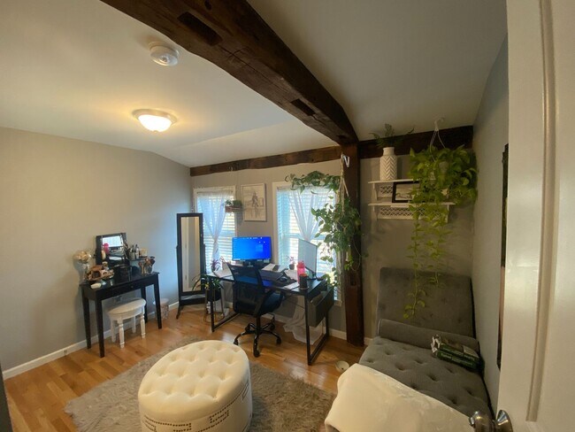 Building Photo - Beautifully Renovated 2 bedroom home with ...