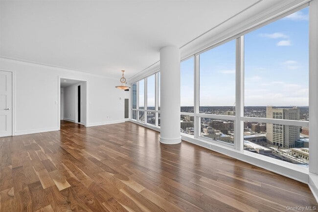 Building Photo - 1 Renaissance Square