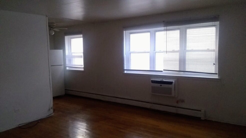 Building Photo - 5950 N Kenmore Ave