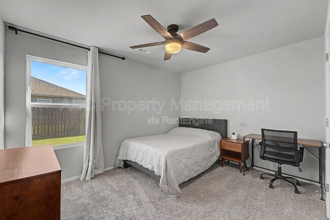 Building Photo - 946 E Sparrow Cir