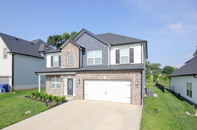 Building Photo - Huge 5 bed 3 ba.  Gorgeous House Near Post...