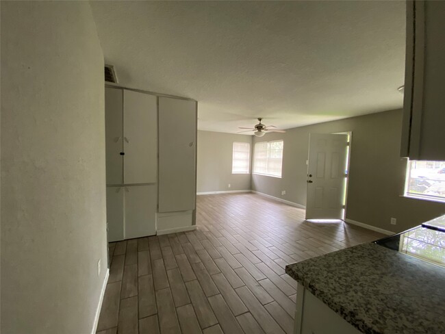 Building Photo - 612 N Avenue B