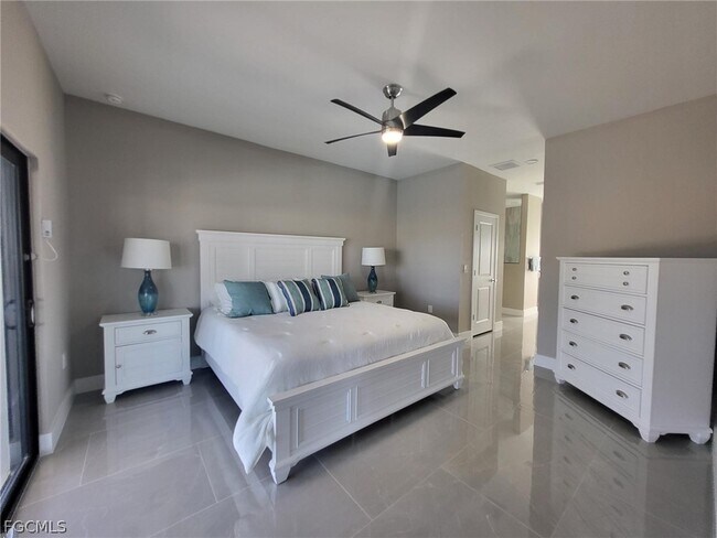 Building Photo - 654 NE 5th Pl