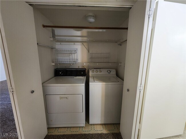 Building Photo - 1901 Villa Palms Ct