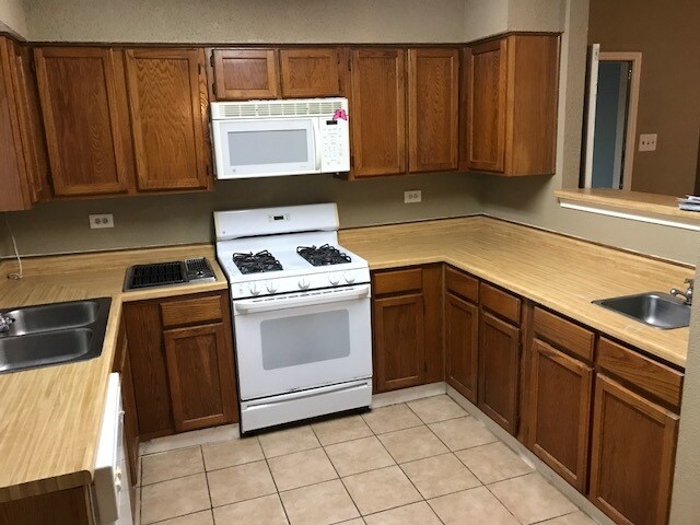 Building Photo - 15422 Wildwood Lake Dr