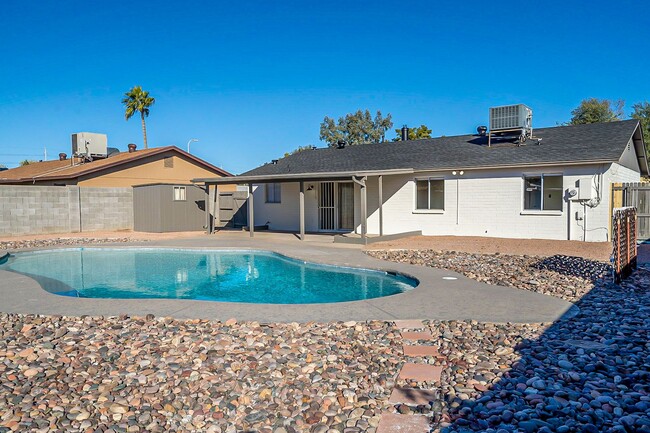 Building Photo - Charming Tempe home with a pool!