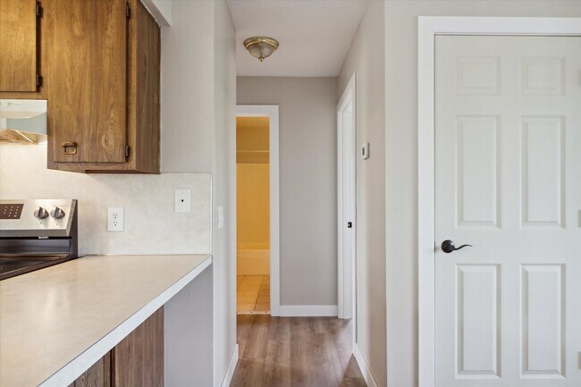 Building Photo - 2445 S Isabella Rd