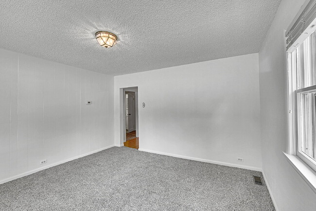 Building Photo - $3,250- Location! 2 Bed 2.5 Bath 2 Non-Con...
