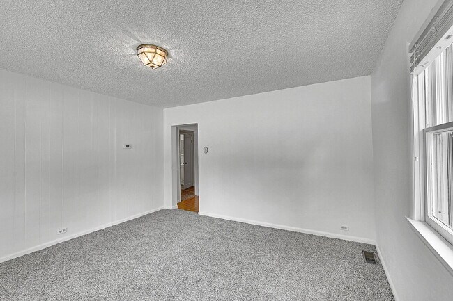 Building Photo - $3,500- Location! 2 Bed 2.5 Bath 2 Non-Con...