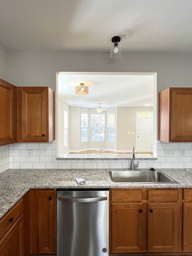 Building Photo - Newly Renovated 3 Bed, 2.5 bathroom Townhome