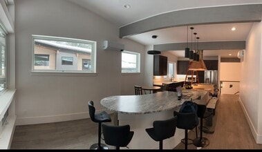 Building Photo - LARGE HIGH END 5 BED CONDO W/ 2 CAR GARAGE