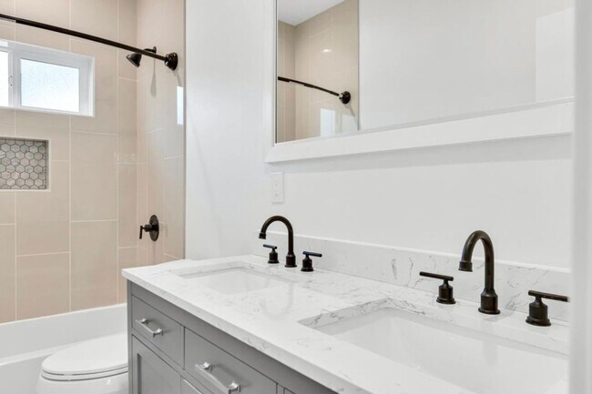Building Photo - 2 bedroom / 1 bath | Midtown Duplex Available Now
