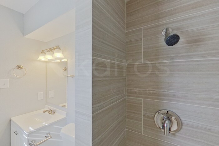 Building Photo - 168 Creekview Dr E