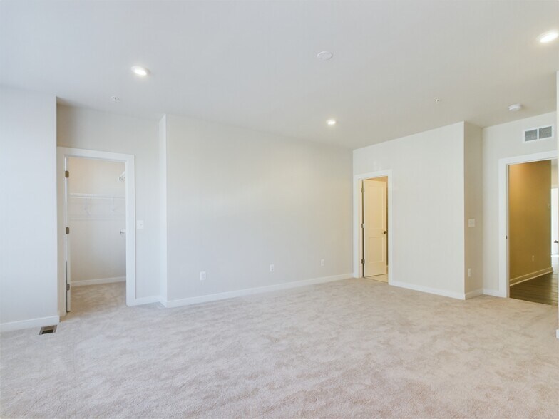 Building Photo - 43801 Middleway Ter