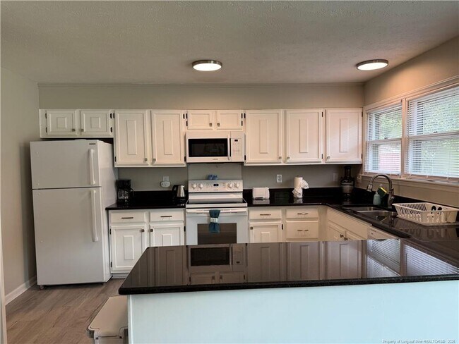 Building Photo - 1613 Banbury Dr