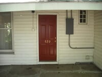 Building Photo - LARGE DOWNSTAIRS 1 Bedroom apartment