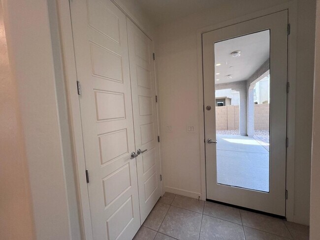 Building Photo - 1152 E Newland Dr