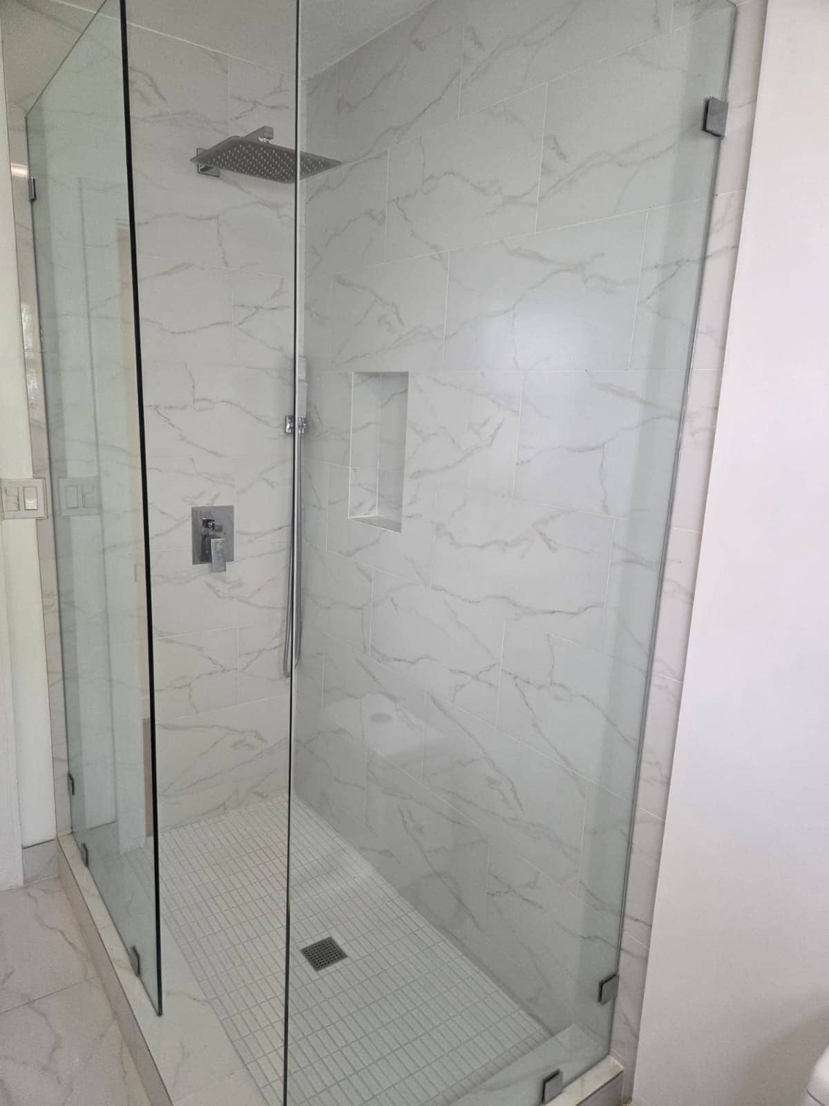 Bathroom shower - 1009 Havenhurst Dr