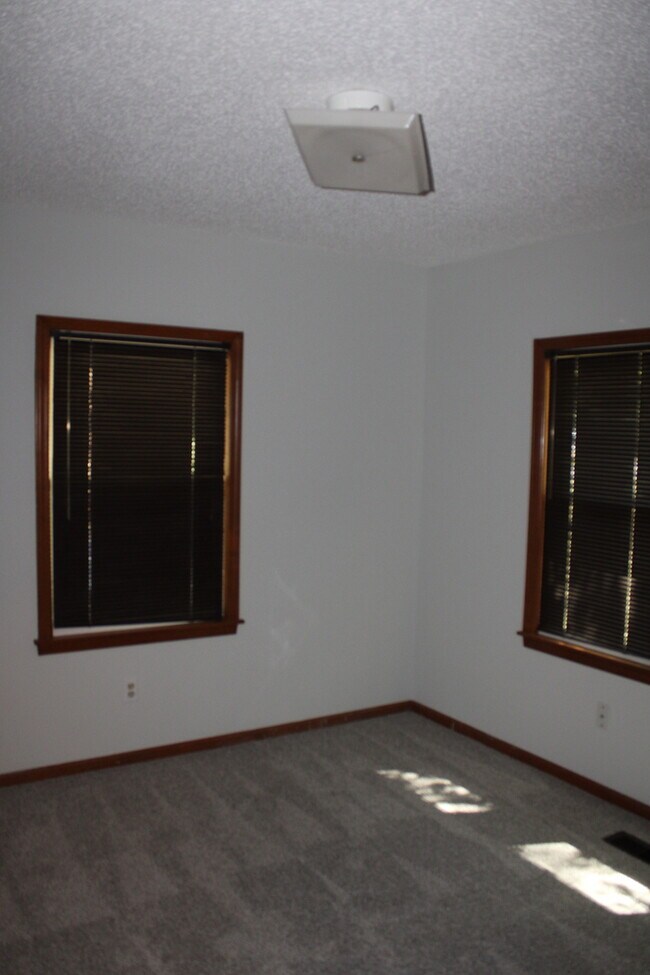 Building Photo - 3bed 2 bath in KCK off Turner and I-635