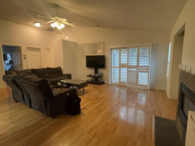Building Photo - Fantastic East Davis 3 bedroom available for summer move in!