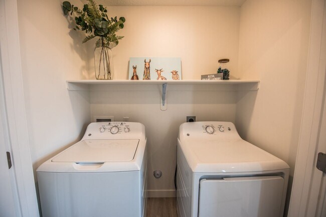 Building Photo - Summer Special! 4 Weeks Rent Free + $0 Down Deposit OAC 3 Bed 2.5 Bath Townhome in South Ogden