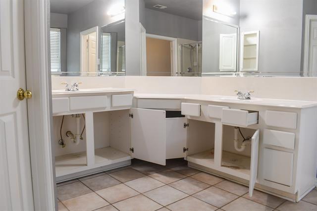 Building Photo - 409 Royal Crest Dr