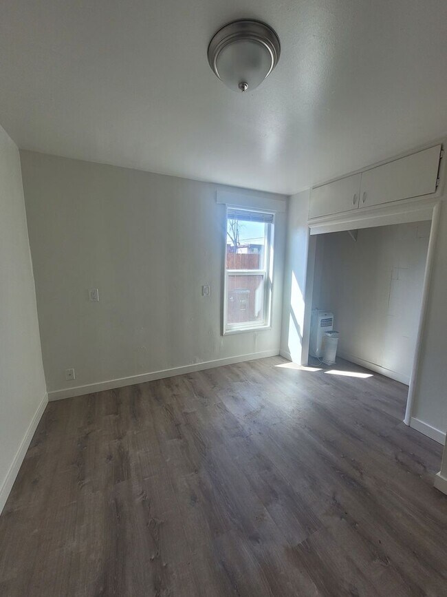 Building Photo - 1131 W 8th Ave