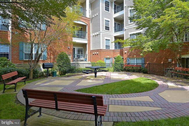 Building Photo - 4860 Eisenhower Ave