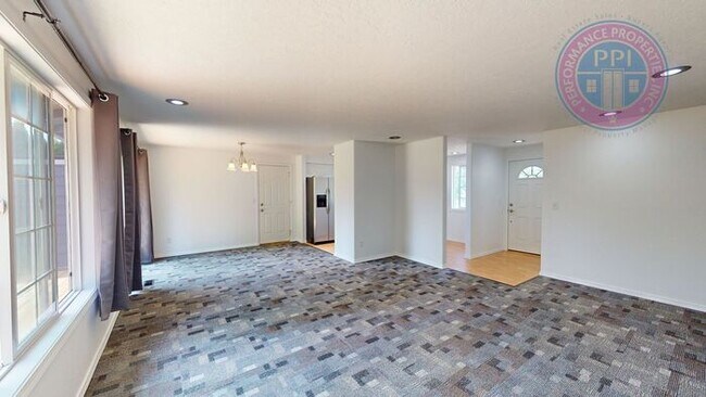 Building Photo - Desirable Sandy Neighborhood / Beautiful Single Level Ranch / Open Floor-Plan, Central Air