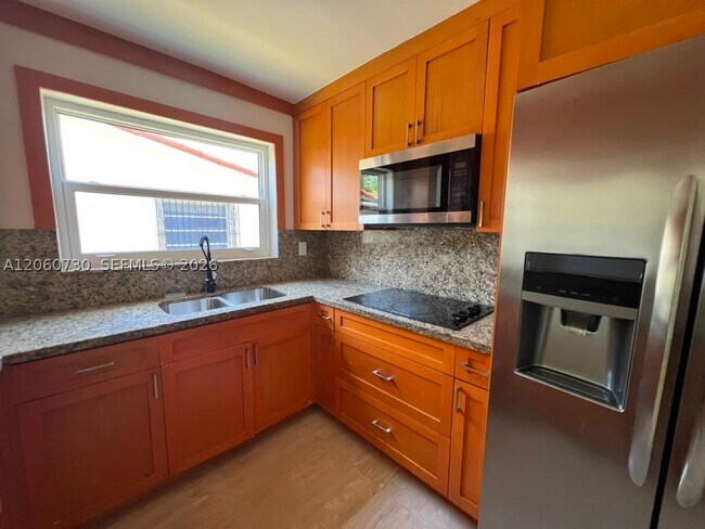 Building Photo - 1239 SW 22nd Ave