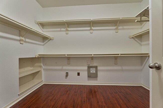 Building Photo - 8406 Oak Villa Ct