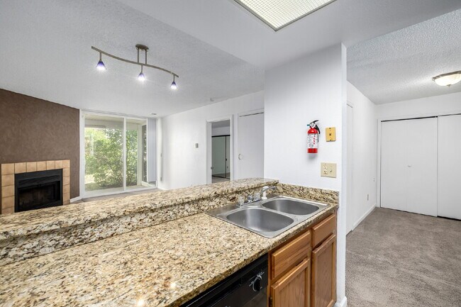 Building Photo - Updated and Stylish 1BDR/1BTH in the Eleven-One-Eleven Condominium Complex