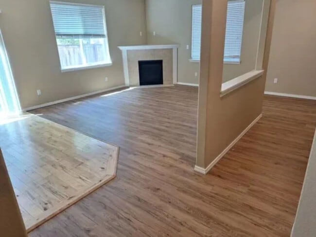 Building Photo - 926 NE Oakmont Loop