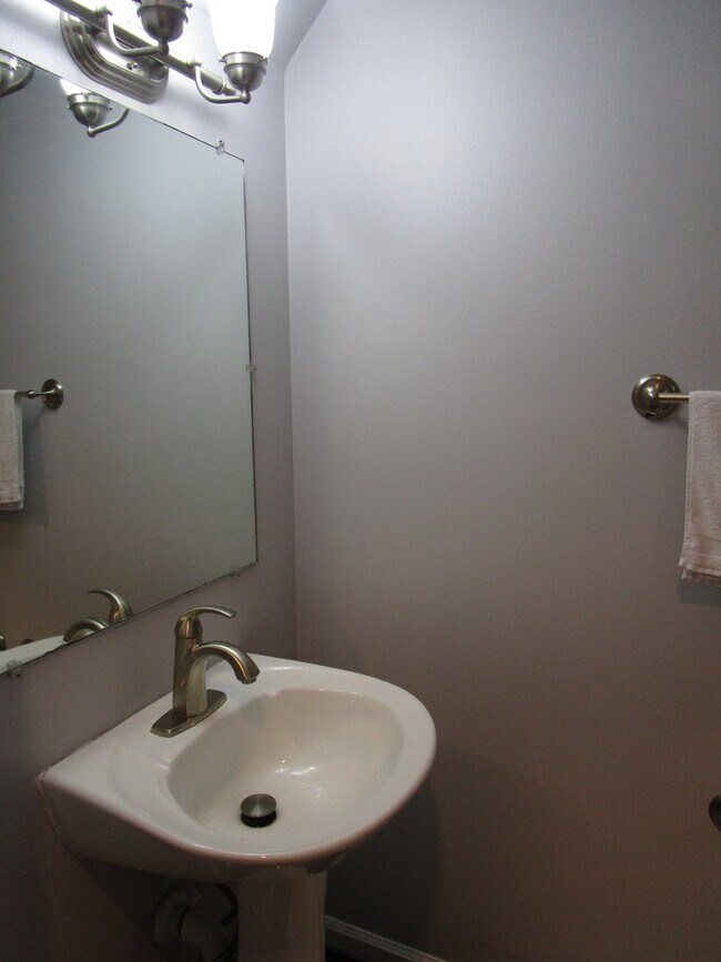 Building Photo - Large 4 Bedroom Townhouse in Gaithersburg!...