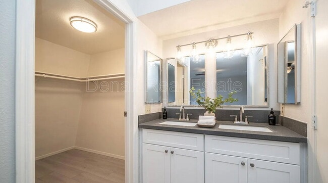 Building Photo - 1329 S Mitchell Dr