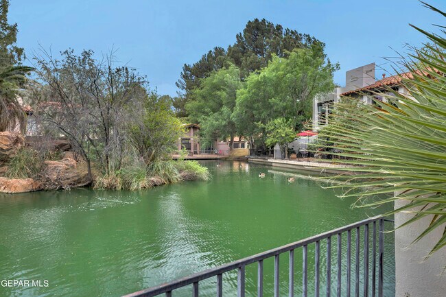Building Photo - 620 Lakeway Dr