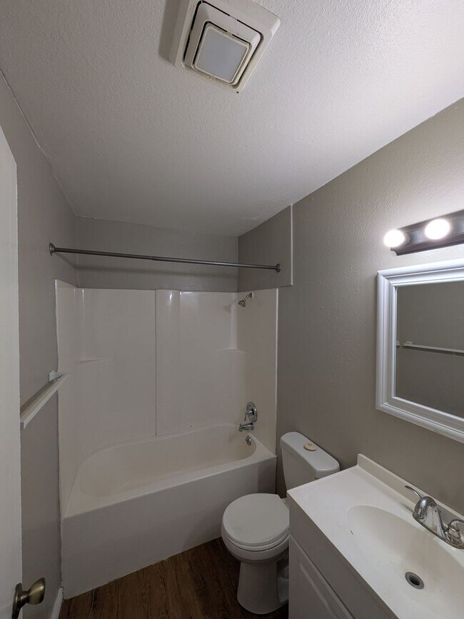 Building Photo - 1 bedroom Garden Level Condo Walking Dista...