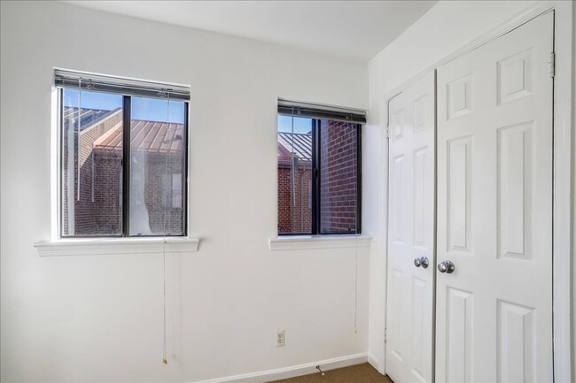 Building Photo - Updated townhome in popular Paper Mill Cou...