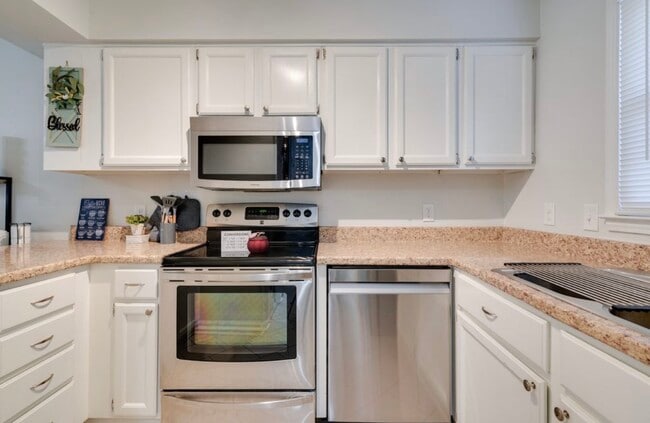 Building Photo - 3302 Comstock Rd