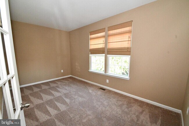 Building Photo - 9 Latham Ln